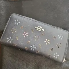 COACH　フラワー カットワークデザイン 長財布 ネイビーのサムネイル