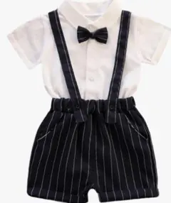 黒白ストライプショートオーバーオールと白シャツ