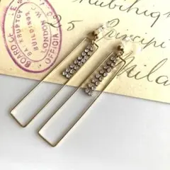 ゴールドスクエアとクリスタルラインストーンが揺れる樹脂タイプイヤリング