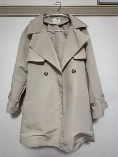 ベージュ ダブルブレスト トレンチコート