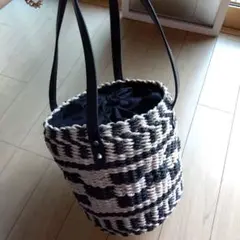 東京カンカン　黒と白のストライプ かごバッグ