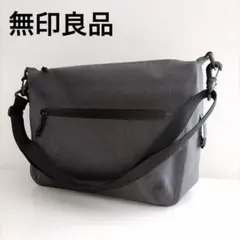 無印良品　耐水生地を使ったヴェルダーショルダーバッグ　ダークグレーのサムネイル