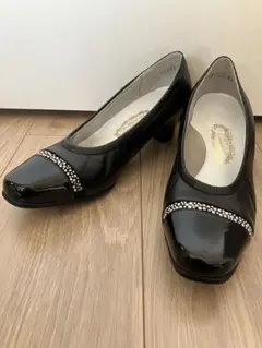 美品★銀座ヨシノヤ パンプス 22cm 黒 本革 エナメル 配色 ビジューのサムネイル