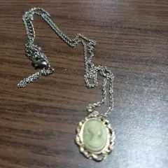 エレガントなペンダントネックレス