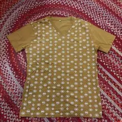 TOPVALU Vネック Tシャツ Lサイズ マスタード 総柄のサムネイル