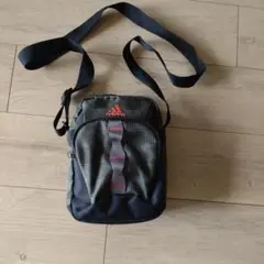 adidas ショルダーバッグ ダークグリーン チェック柄