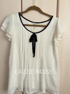 アイボリー フリル袖 リボン付き トップス