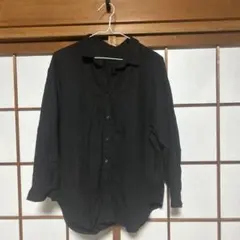 黒い長袖シャツ