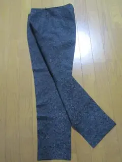 美品　GIVIDINI　上品な織物のような感じのパンツ　４２