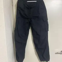 黒いカーゴパンツ ポケット付き