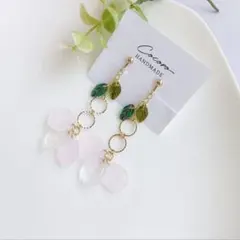 花びらチャームとリーフビーズのイヤリング　ピアス✽ハンドメイド