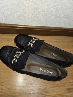 Mystic Glow 黒 チェーン装飾 パンプス