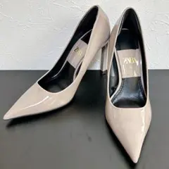 ✨美品✨ZARA パンプス ポインテッドトゥ　エナメル　ベージュのサムネイル