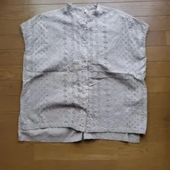 cloudnine 刺繍入りライトグレーノースリーブシャツ