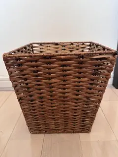 ラタン製四角いバスケット