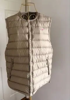 DANTON ベージュ ダウンベスト　【メンズM】　女性がゆったり着用してました