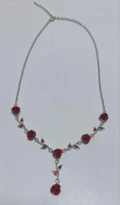 赤いバラモチーフ ネックレス