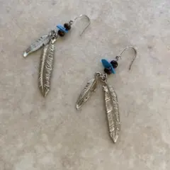 シルバーカラーフェザー 揺れるピアス