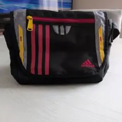 adidas ショルダーバッグ ブラック ピンクのサムネイル