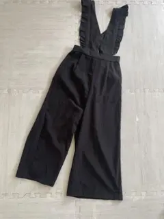 黒いフリル付きオーバーオール　サロペット