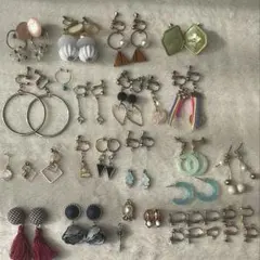 多様なデザインのイヤリングセット