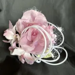 ピンクの合成花コサージュ