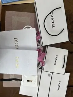 CHANEL ピンバッジ　紙バッグ　DIOR