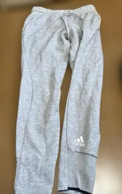 adidas グレー ストレートパンツ