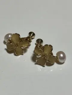 花フラワー　パール風　イヤリング　ゴールド