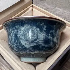 青い花柄の陶器ボウル（専用箱付き）