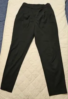 テーパードパンツ