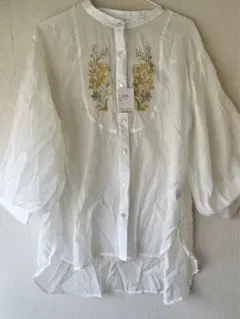 シアーバンドカラー刺繍ブラウス　新品のサムネイル