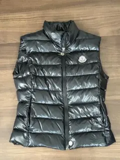 MONCLER ブラック ダウンベスト
