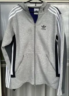 adidas グレー のジップアップ パーカー