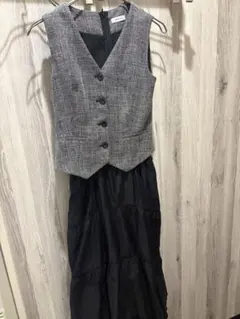 グレー ベスト 黒 ティアードスカート セットアップ