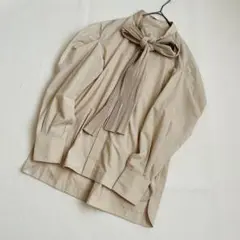 jemma atelier パフスリーブ　ブラウス　ベージュ　プリーツ　ボウタイ