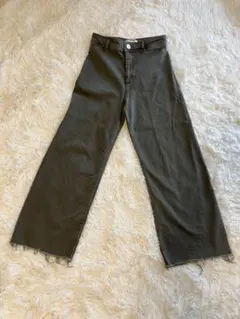 カーキ カジュアルパンツ