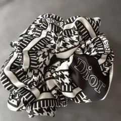 Dior ロゴ入り ブラック・ホワイト シュシュ