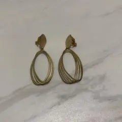 ゴールドカラー 揺れる デザインイヤリング オーバル型 ペア
