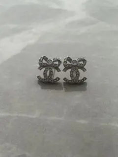 CHANEL リボン ココマーク ピアス シルバーのサムネイル