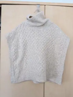 アイボリー ケーブルニットタートルネック