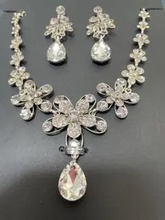 ネックレス　イヤリング　セット　クリスタルストーンデザイン