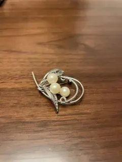 パール風ブローチ