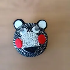 クマの顔ブローチ
