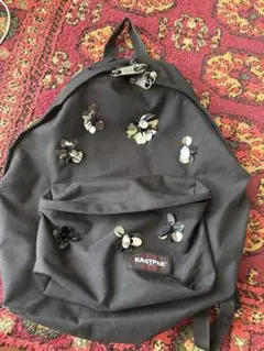 【最終価格】EASTPAK ブラック リュック 花の装飾付き