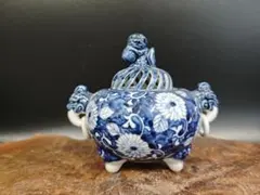 A361【九谷 直作】染付 獅子摘み 象双耳 菊唐草文 三足香炉 蓋付 骨董