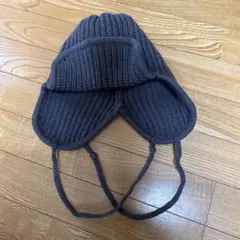 耳あて付きダークグレーニット帽