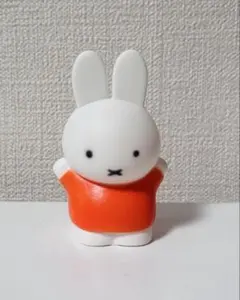 オレンジ色　ばんざいポーズ　ミッフィーソフビ　指人形