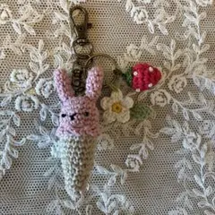 ハンドメイド　ウサギのコーンアイス型チャーム ピンク＆ベージュ