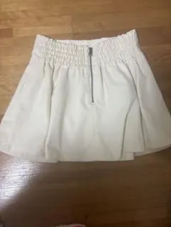 アイボリー プリーツスカート 前面ファスナーのサムネイル